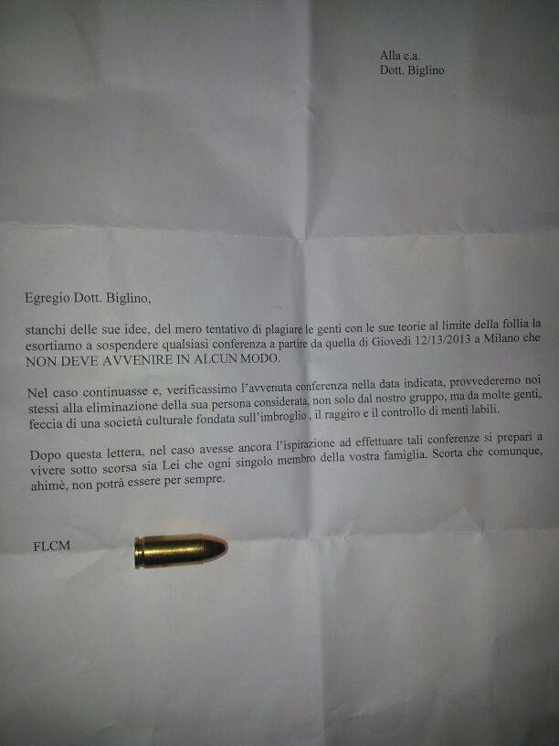 Foto lettera con pallottola